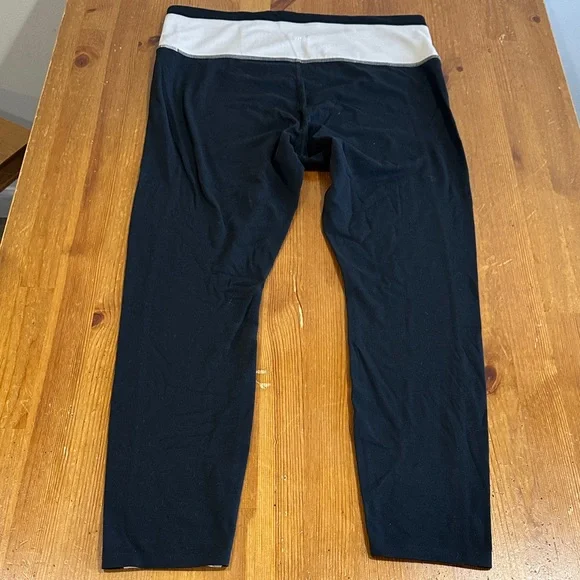 Athleta Women’s Black and Cream Leggings - Picture 5 of 12